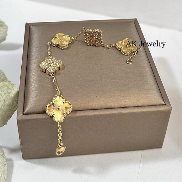 💎18k LUXURY QUATREFOIL Clover 5 Motif Bracelet, Pave and Gold Color GP - Picture 2 of 3